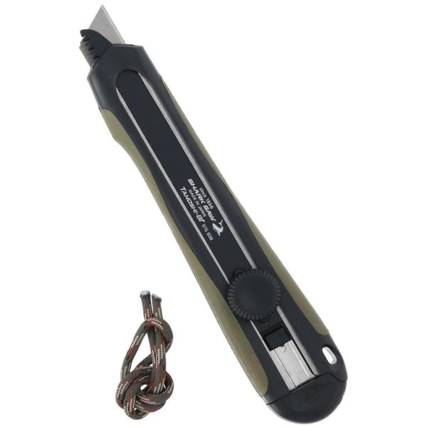 ※ 【追跡メール便】ポスト投函になります。・ノコギリ&amp;カッターの1丁2役 ・ヤニ・シブが付きにくいフッ素コート刃・カッター刃でヒモや袋の開封に、鋸刃で生木・木材の切断に ・パラコード付き・交換のカッター刃は 市販のL型カッター刃を使...