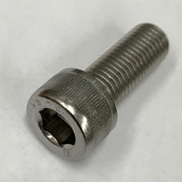 M12(P=1.25)X25 ステン細目キャップボルト(首下全ネジ)自動車やバイクでよく使われるM12P=1.25(細目ピッチ)のSUS304製キャップボルトです。シートレール他、部品の取付調整などに御使用下さい。細目ピッチは構造的に並目ピ...