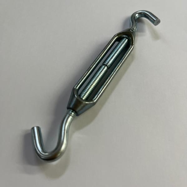 【ジャンク】テントロープの張り調整に！ターンバックル(サイズ5/16インチ)【JUNK限定特価】ロープの張り調整に便利なターンバックルです。真ん中の枠を回転させることで簡単に伸び縮みさせることが出来ます。○長期在庫品のためジャンク扱いとしま...