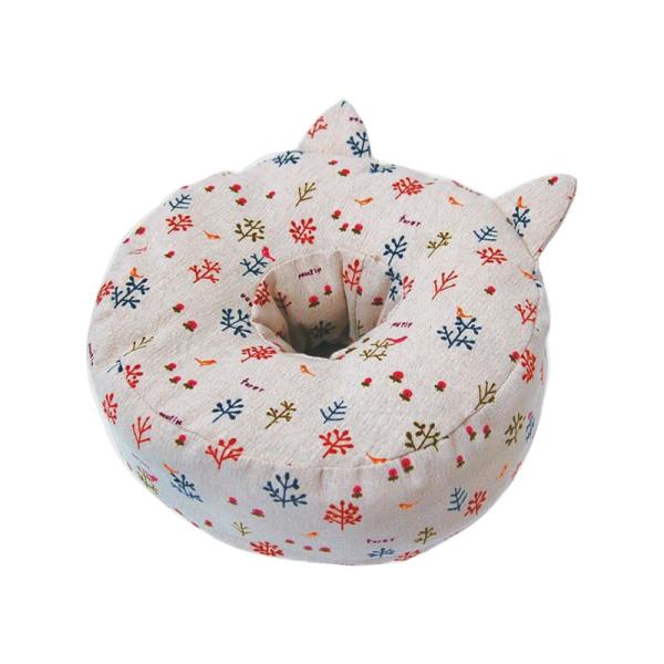 猫の形をしたナチュラルデザインの猫用クッションです。しっかりとしたボリューム感があり、真ん中に穴が開いているので猫ちゃんの体にフィットしやすく、快適な寝心地♪また手洗いも可能で清潔さを保ちながら、お使いいただけます。【使用上の注意】・この商...