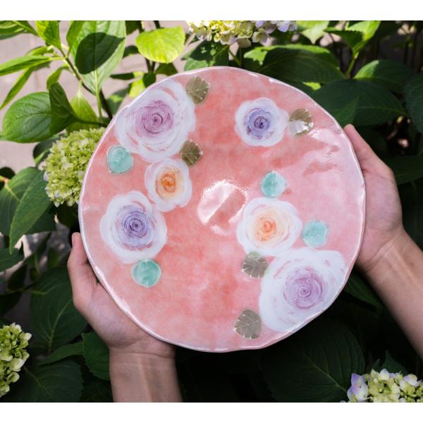 丁寧に手描きされた花模様をすっぽり手の中へ…使う度ごと…見る度ごとに…造り手の心が伝わる器◇優雅で豊かなひと時をご一緒に◇内容：彩バラ化粧  パスタ皿サイズ：径24.0cm×深さ4.2cm本体：陶器産地：日本瀬戸焼・工房「風花」焼き物は素材...