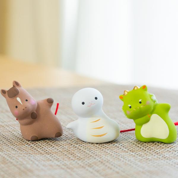 招福吉祥の馬の置物●内容：おみくじのぞき3点●材質：陶器　●寸法：高さ4cm●生産：リュウコドウ「その他」をお選びの場合は、備考欄にご希望の柄をご記入ください。製造メーカー及び窯元、かつ当店での検品を通過したうつわは、上記のような個々の違い...