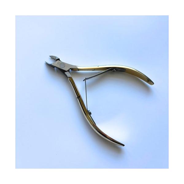 ジェルネイルの下準備や、ささくれなど日頃の甘皮ケアに　　丈夫で錆びにくいステンレス製　　普通の爪きりなどではキレイに処理しにくい　ささくれ部分や、甘皮部分のカットに最適なニッパーです　　※塗装のはげや小さな傷等ある場合があります。　ご了承の...