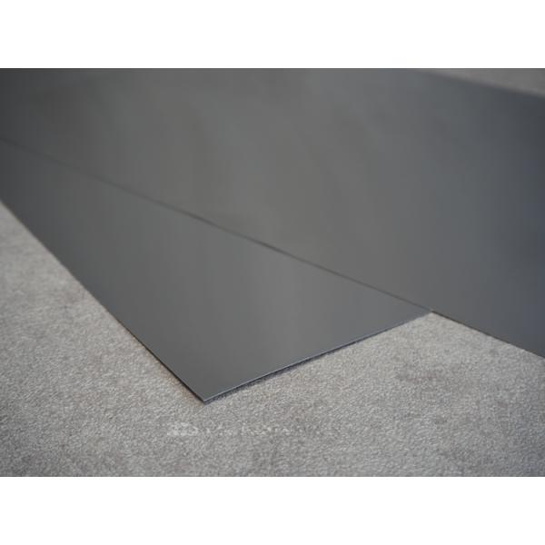 表面に光沢のある 0.05mm厚のアルミ箔に、導電性及び難燃性に優れたアクリル系粘着剤が塗布された片面粘着テープです。垂直方向（厚さ方向）と、面方向共に高い導電性及び熱伝導性が得られますので、電磁波のシールド用、ケーブルやコネクタのシールド...