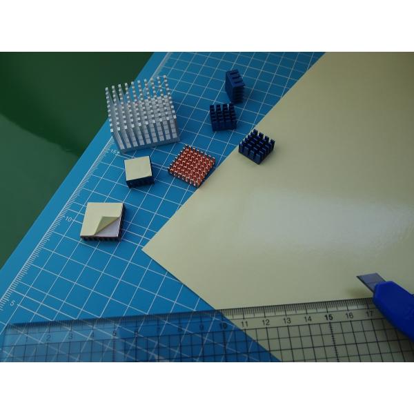 0.004mm厚のポリエステルフィルムを基材として、その両面に難燃性が有り、熱伝導率の高いアクリル系粘着剤の付いた両面テープです。サイズ　295mm×210mm (A4サイズ程度)厚　み　0.125mm (剥離紙は含みません)構　成　剥離紙...