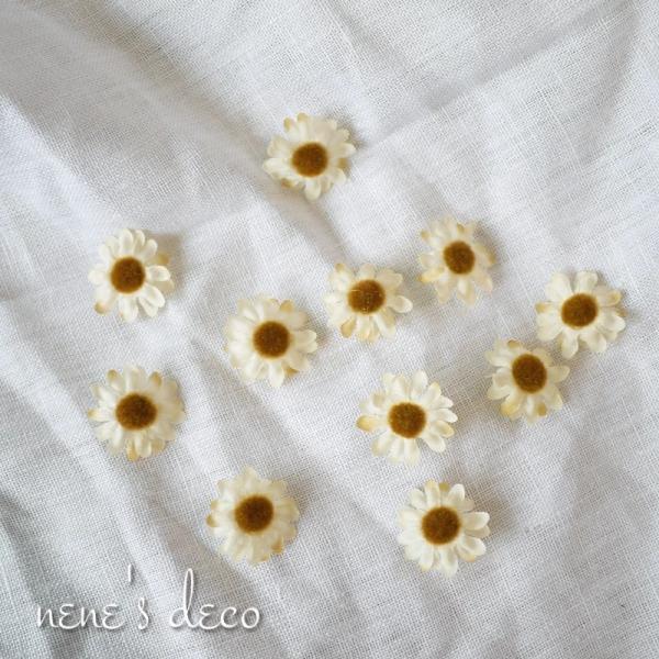 本物のドライフラワーのようなデイジーのベビーヘアゴム。ナチュラルカラーのお花のヘアアクセサリーです。シルクフラワー（高級造花）でおしゃれな風合いを長く楽しめます。ゴムの直径（内径）：３ｃｍお花全長：1.5ｃｍ同じお色の2個セットです。ゴムが...