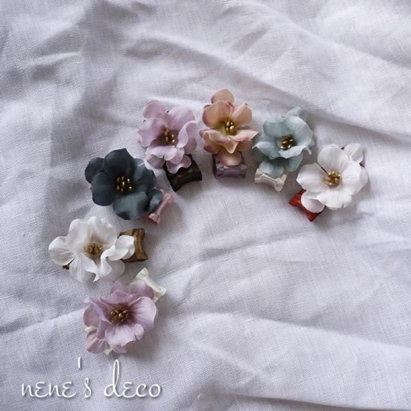 Gold花芯とフリルアナベルを上質な木馬リボンクリップに合わせたラグジュアリーなキッズヘアアクセサリー。プチギフトになるお花のキッズヘアクリップ。クリップパット付き。ピンの長さ：５ｃｍ全長：５ｃｍこちらは1点のお値段です。世界のハイブランド...