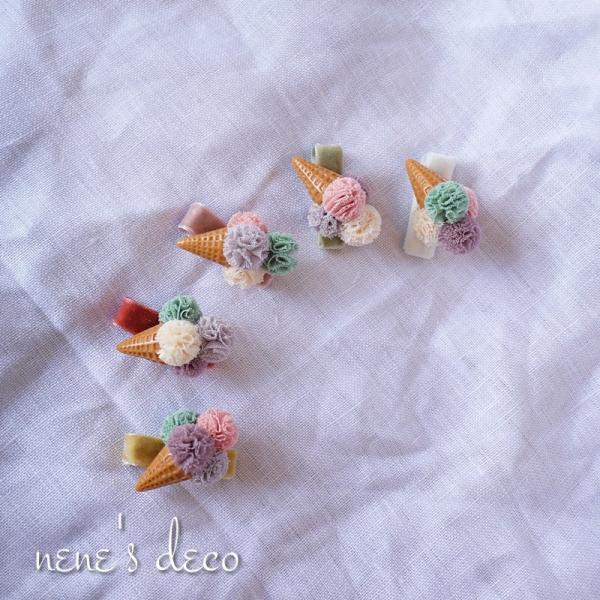 チュールぽんぽんで作ったコーンアイスの小さなヘアクリップです。赤ちゃんの前髪もしっかり止まるすべらないクリップパット付き。キュートで可愛いベビーヘアアクセサリーです。ピンの長さ：4ｃｍ全長：4.5ｃｍヘアクリップは、ベルベットリボンで巻いて...