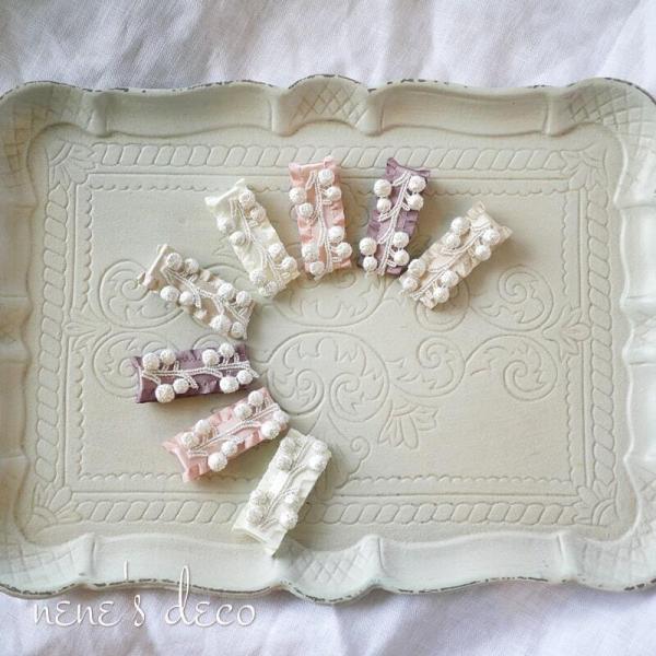 エクリュなお色の木馬リボンクリップとアクセサリーレースの上質ヘアアクセサリー。プチギフトになる日本製リボンのキッズヘアクリップ。すべらないクリップパット付きです。世界のハイブランド御用達の木馬リボンのヘアアクセサリーです。MOKUBAのフリ...