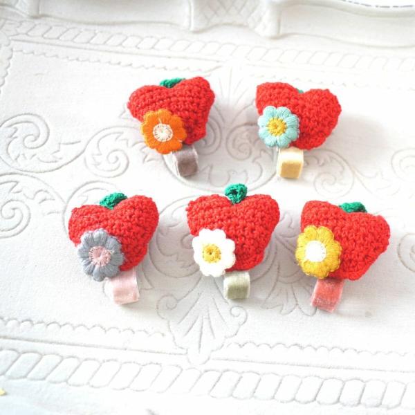 小花をアクセントにしたりんごとベロアリボンのヘアクリップ。すべらないクリップパット付きなので、babyの細い髪もしっかり挟みます。kidsの登園時短ヘアスタイルにおすすめです。ピンの長さ：3.5ｃｍベルベットリボンクリップですので、赤ちゃん...