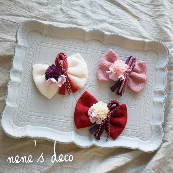 くすみちりめんりぼんに組紐やさくら・マムの和ヘアアクセサリー。赤ちゃんの初節句から七五三・卒業式の袴にも可愛い和飾りリボン。子どものお祝いギフトやプレゼントにも。ヘアバンドの長さ：32〜55ｃｍクリップの長さ：4.5ｃｍ〜5ｃｍコーム：4〜...