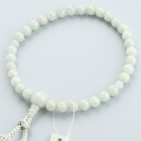 すべての宗派のお客様にお使い頂ける女性用のお数珠でございます。素材は、5月の誕生石でもありますビルマ翡翠でございます。翡翠には様々な種類がございますが、こちらはビルマ産の天然翡翠でございます。ビルマ翡翠は天然石の中でも硬度が高い素材ですので...