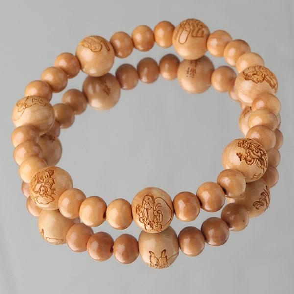柘植の七福神ブレスレットでございます。お数珠としても人気が高く、硬くて丈夫なため扱いやすい素材でございます。柘植は木の素材の中では明るい色合いで、彫られた七福神がご覧頂けやすくなっております。七福神とは、七つの神様の総称で、名前の通り七つの...