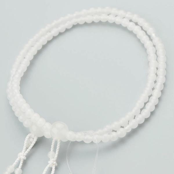 真言宗、女性用の正式なお数珠でございます。素材は、清らかな白の輝きが美しい白オニキスでございます。玉のひとつひとつが滑らかに磨き上げられており、手に馴染む上質な仕上がり。清楚で上品な佇まいは、年齢や宗派を問わずご愛用頂けます。房は、丈夫で扱...