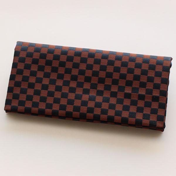 お数珠の大きさに合わせて、袋の大きさを変えることができる便利な数珠袋でございます。磁石が内臓されており、お数珠の大きさに合わせ、留める位置を移動するだけで、簡単にサイズの調整をして頂けます。サイズは、三段階に調整が可能でございます。男女共に...