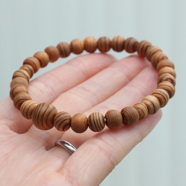 稀少素材、屋久杉を使用した数珠ブレスレットでございます。木目の模様がしっかりご確認頂けます。軽く、腕の負担にならずにご愛用いただけます。親玉・天玉・主玉が入った数珠の功徳が得られる数珠ブレスレットタイプでございます。≪素材≫親玉：屋久杉（約...