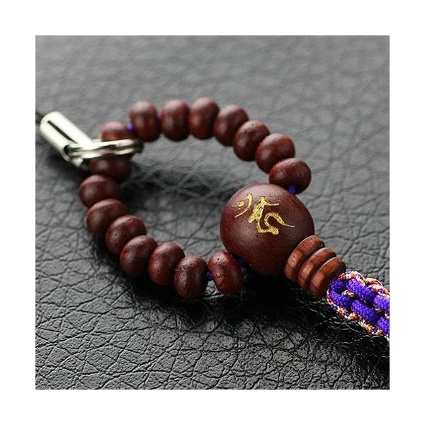 梵字が彫刻された、数珠型のストラップでございます。素材は、ぬくもりとあたたかさを感じる、紫檀でございます。梵字は全8種類から、お好きな種類をお選びくださいませ。この他にも、梵字ストラップ、ご準備ございます。≪素材≫親玉：梵字彫刻入り紫檀（約...