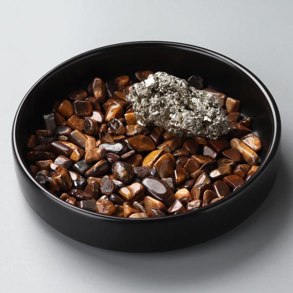 届いてすぐにお楽しみ頂けるお洒落な金運上昇に特化した浄化アイテムでございます。天然石のパワーを放つお洒落なインテリアとしてお楽しみ頂けます。≪セット内容≫パイライト原石（約50グラム前後）タイガーアイさざれ石（約100グラム）プレートMサイ...