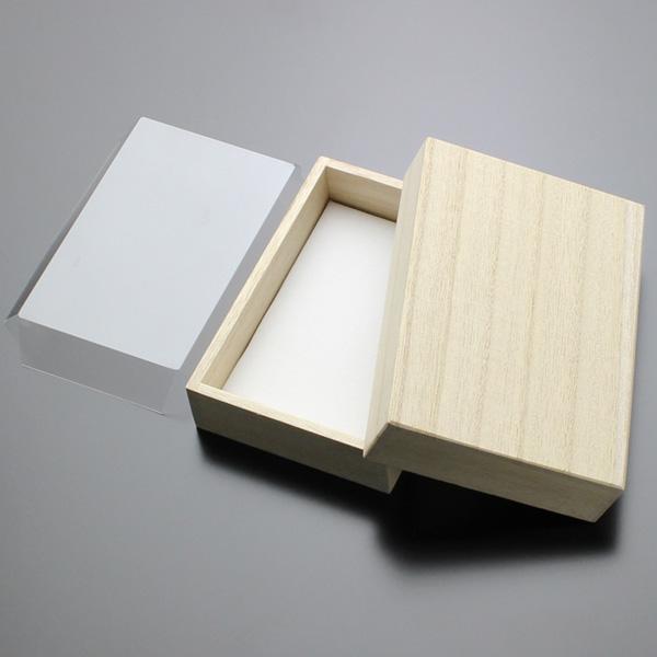 「数珠ブレスレット・天然石ブレスレット」用の桐箱でございます。大きな玉サイズのブレスレットも収納して頂ける大きさです。桐箱のフタも無地でございますので、お客様ご自身で文字を書いたりデコレーションしたり自由にお使い頂くことが可能でございます。...