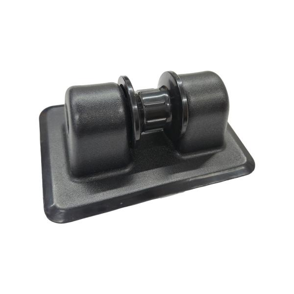 ■適合生地：PVC■サイズ：(ベース部)137mm×90mm、(ローラー部)24mm径●PVC素材のゴムボートの増設用アンカーローラーです。●インフレータブルボートへの取り付けは、PVC専用の接着剤をご使用ください。●接着剤は付属しておりません。