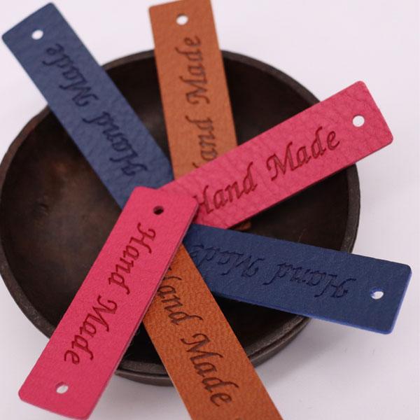 ( ラベル ) ハンドメイドフェイクレザーラベル 3色│1個 【 商用利用可 】  +入数：1個+サイズ:  1.1cm x 4.5cm+素材：フェイクレザー作品のワンポイントに付けてクオリティアップ！モニターの環境により色が写真とは異なる...