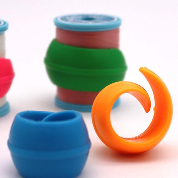 ( ツール ) カラフル シリコン ボビン糸ホルダー │ 4 color  【 商用利用可 】メール便（ゆうパケット）なら20個まで、21個以上は宅配便■入数：1個■サイズ： 3cm(巻いた状態）■素材：シリコンボビン糸のほどけ防止に！カラ...