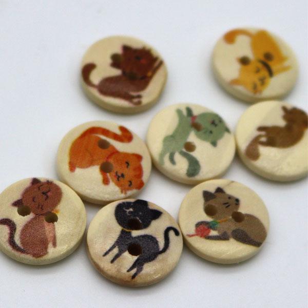 ( ボタン ) フォレスト フレンズ ボタン  (2個) │ ナチュナルシリーズ【 商用利用可 】+販売単位：2個+販売サイズ：15mm +素材：ウッドほっこり温まる愛らしい猫たちが描かれた木製ボタンです。 バッグやポーチ、お子様の洋服にプ...
