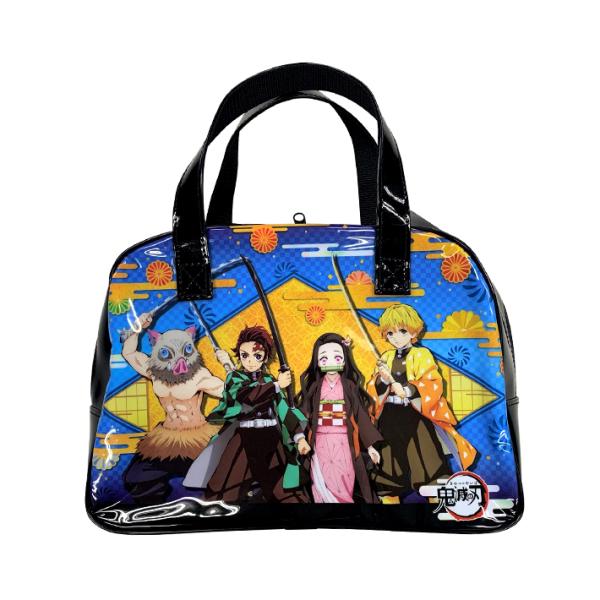 「鬼滅の刃」からボストンバッグが登場！水着やタオルを入れて、プールや海水浴で大活躍♪【仕様】サイズ：約W320×H230×D100mm材質：塩化ビニル※素材の特性上、独特のにおいがありますが、使用していくうちに消えます。 不良品ではございま...