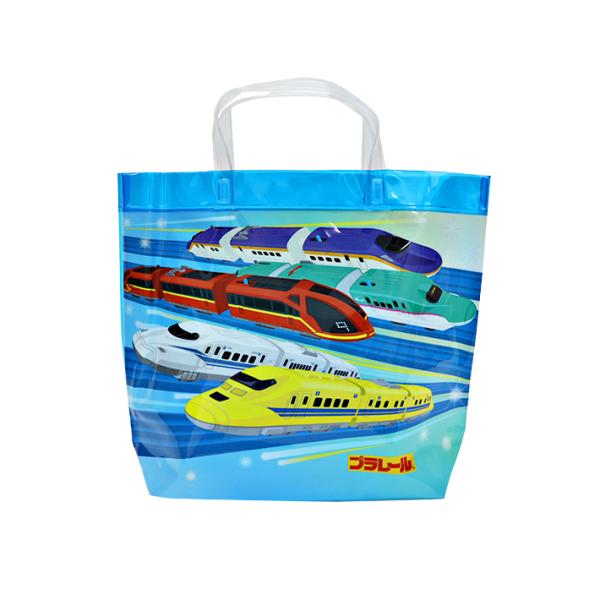 夏の定番アイテムのビニールトートバッグです♪タオルや水着などプールに必要なものをいれられて便利♪大きく開くので中のものを出し入れしやすくなっています◎【仕様】サイズ：約W360×H290×D100mm材質：塩化ビニル日本製※折りたたんで発送...
