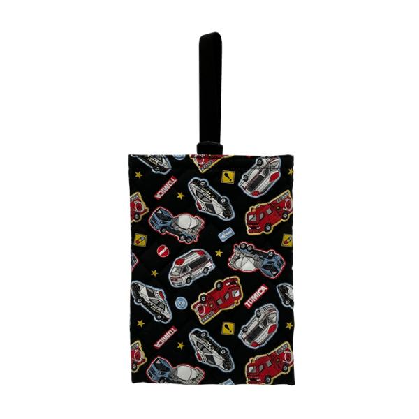 トミカのシューズバッグです。上履きや靴の持ち運びに便利！キルト製なので軽量で丈夫♪小物や学習道具の持ち運びに使用しても◎【仕様】サイズ：約W210×H290mm（持ち手含まず）材質：綿キルティングタイプ日本製シューズバッグ　かわいい　上靴入...