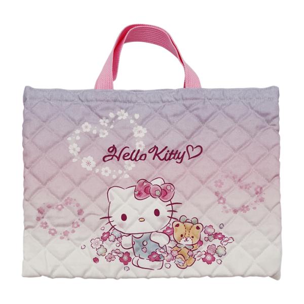 ハローキティの可愛いレッスンバッグです。キルトなので軽く持ちやすくなっています。通園・通学や習い事にぴったり◎【仕様】サイズ：約W400×H300mm(持ち手含まず)材質：綿キルティングタイプ日本製体操服袋　カバン　鞄　バッグ　キルト生地　...