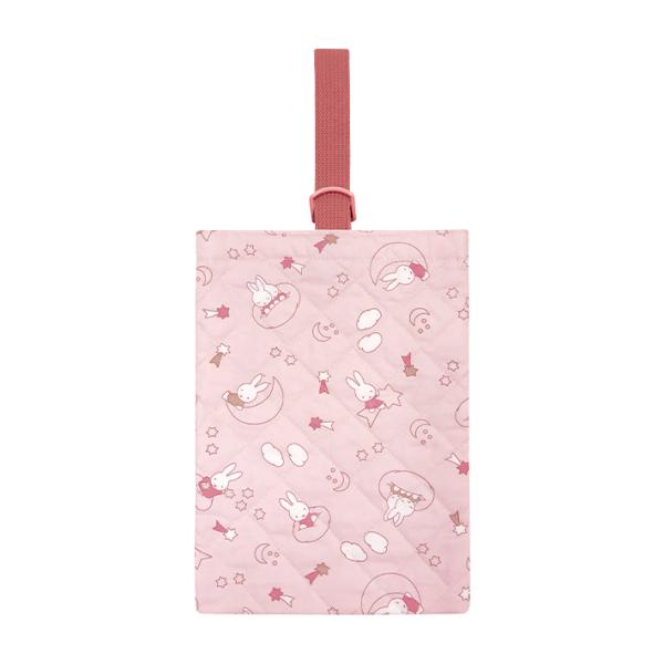 入園・入学準備におすすめ！ミッフィーのキルトシューズバッグが登場。持ち手付きなので机の横にも掛けられます◎【仕様】サイズ：約200×270mm材質：綿入園　入学　準備　入学祝い　ギフト　プレゼント　かわいい　ランチバッグ　ランチ巾着　mif...