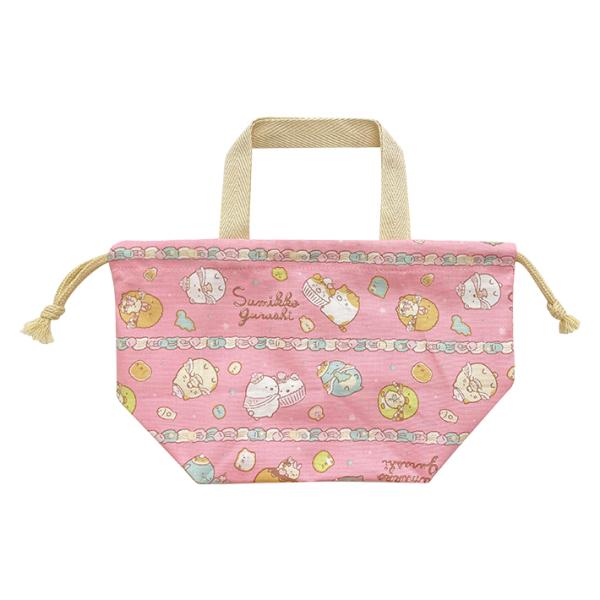 すみっコぐらしの巾着袋が登場。マチがついているのでお弁当箱を安定して入れられます◎持ち手付きで持ち運びにも困りません。入学や新年度の準備にピッタリ♪【仕様】サイズ：約W270×H160×D120mm材質：綿日本製ランチグッズ　おしゃれ　かわ...