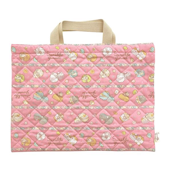 すみっコぐらしのかわいいキルトチャームバッグです。体操服入れやおけいこバッグなど様々なシーンで活躍しそうです。入学や新年度の準備にピッタリ♪【仕様】サイズ：約410×300mm(持ち手：85mm)材質：綿日本製キャラクター　グッズ　おけいこ...