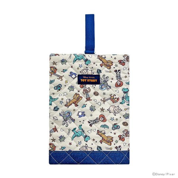 トイ・ストーリーのシューズバッグです。キルト仕様で使いやすい♪上履きや靴をすぐに出し入れできて便利◎【仕様】本体サイズ：約H210×W300mm材質：ポリエステルキルティングタイプシューズ　上履き　ケース　バッグ　グッズ　幼稚園　保育園　小...