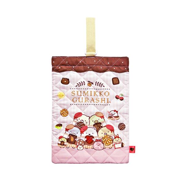 すみっコぐらしのかわいいシューズバッグです。上履きや靴の持ち運びに便利！キルト製なので軽量で丈夫♪内側には名前が記入できるタグ付き◎入学や新年度の準備にピッタリです♪【仕様】サイズ：約W210×H300mm（持ち手含まず）材質：ポリエステル...