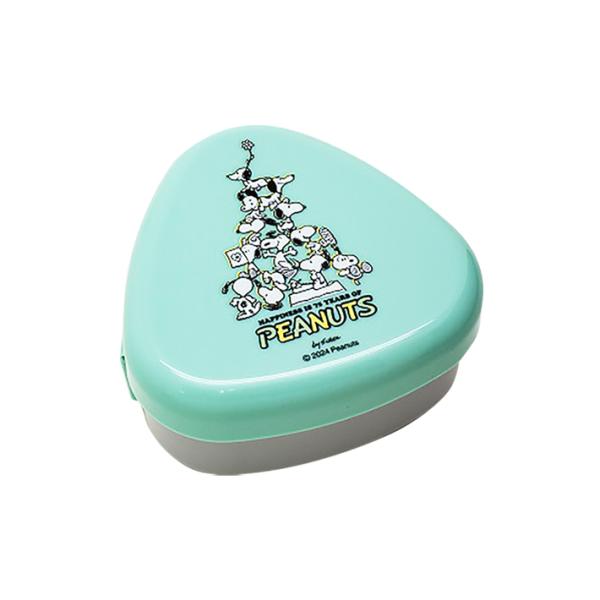 ピーナッツ・誕生75周年記念グッズが登場♪手を汚さず作れるおにぎりケースです。具だくさんの大きなおにぎりも作れる◎【仕様】サイズ：W109×H56×D106mm容量：290ml日本製【品質表示（耐熱温度）】本体：ポリプロピレン(140度)フ...