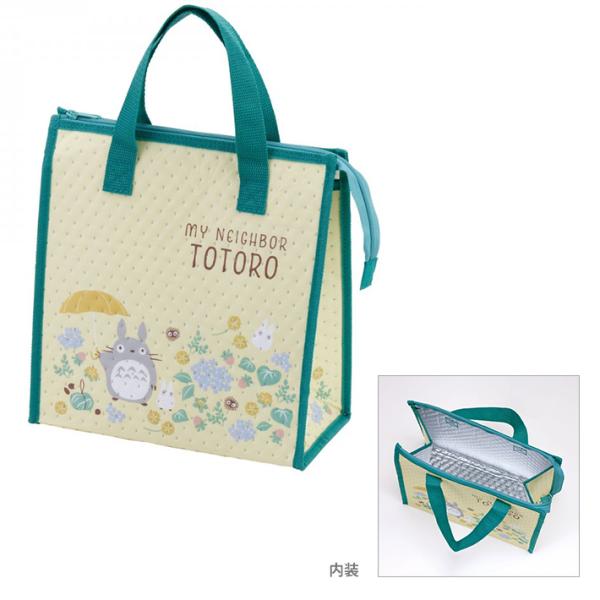 内側がアルミ蒸着素材になっていて、中の温度をしっかりキープ！ボトルと弁当箱が一緒に入る大きめサイズが便利です！【仕様】サイズ：約W275×H165×D120mm材質：不織布・ポリプロピレン(表地)、ポリエステル(中地)、ポリプロピレン(持ち...