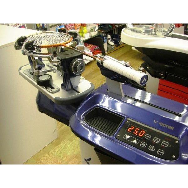 常に正確で安定した張り上がりを心がけております。毎朝、無水エタノールを使い、ガットに触れる部分やマシンのレールを清掃します。早さよりも丁寧さを求め、テンションをかける際は1本1本ガットの伸びを確認しながら張り上げます。しっかり張られて使いや...