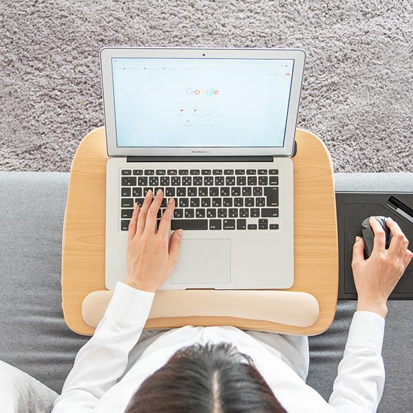 ■商品説明膝上でのちょっとした作業に便利なテーブルクッション『Praco（プラコ）』。膝に乗せてノートパソコンやタブレットを乗せたり、本を読んだり、お食事を置いたり様々な用途にお使いいただけます。天板にはタブレットを立て掛けられるスタンドと...
