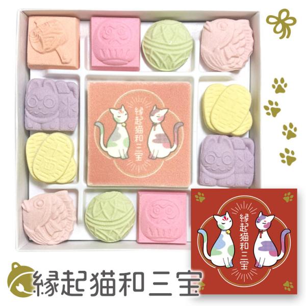 【商品名】縁起猫和三宝 (和三盆糖) 干菓子 和菓子【商品説明】 サイズ（箱のサイズ）：9.2×9.2×2.3cm 内容量(1個当たり）：15粒原材料：和三盆、澱粉、着色料（赤3、赤102、赤106、青1、黄4）保存方法：吸湿性のある商品の...