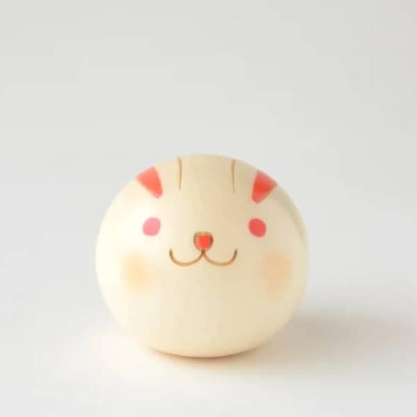 【商品名】卯三郎こけし　 ゆらころ（小）うさぎ 干支 兎 ウサギ No11-2【商品説明】商品サイズ：高さ:5cm / 胴回り:5.8cm材質：水木ちょっと頭を押すと　ゆらゆらころころ・・・卯三郎こけしの創業者岡本卯三郎は、大正6年榛東村に...