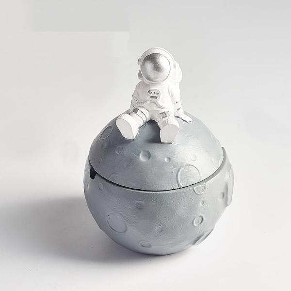 灰皿 惑星の上に座る宇宙飛行士 球形 蓋付き (シルバー 