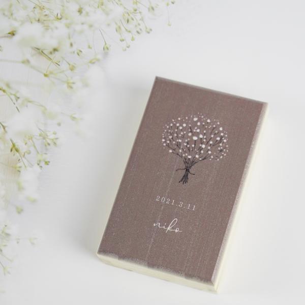 職人さんがひとつひとつ丁寧に作った松の臍の緒ケースです。完全オリジナルでお名前や誕生日をお入れ出来ます。お子さん用・ギフト用にぴったりです♪お名前と誕生日を刻印できます。オプションで裏面に出生時間　体重　身長を刻印できます。本体の大きさサイ...