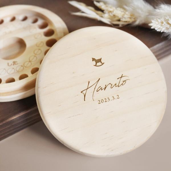 職人さんがひとつひとつ丁寧に作った松の乳歯ケースです。完全オリジナルでお名前や誕生日をお入れ出来ます。お子さん用・ギフト用にぴったりです♪お名前と誕生日を刻印できます。オプションで裏面に出生時間　体重　身長を刻印できます。本体の大きさ直径 ...