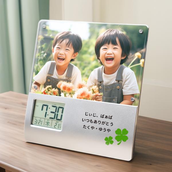時計付きフォトフレーム。お名前やメッセージなどが入れられるので、自分だけのオリジナルが作れます。10秒の録音機能付きで録音した音声をアラームに設定可能です！離れて暮らしていてなかなか会えない祖父母へお孫さんの声を録音して写真を入れてプレゼン...