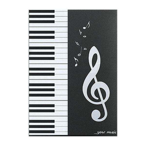 【大切な楽譜のカバーに】楽譜にかぶせて使うことができる楽譜カバー。防水性があり楽譜を雨や汚れから守ります。かわいい鍵盤とト音記号のモノクロデザインで音楽モチーフの楽譜カバーです。A4が収納できるサイズでさまざまな楽譜に対応。【楽譜を広げて見...