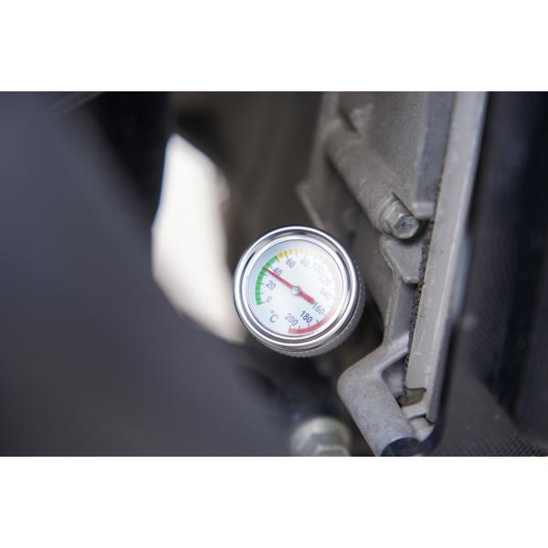 カラー:シルバー・ブラック適合車種：ヤマハ NMAX125 ヤマハ NMAX150フィラーキャップに取付けるタイプです、簡単装着で油温管理が出来ます。