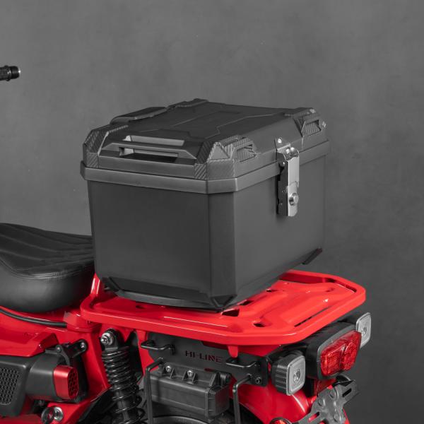 商品仕様材質：ABS樹脂容量：45Lセット内容：リアボックス本体x1、取り付け工具×1式、装着用専用台座x1プロのこだわりコンパクトなボックスの存在感を高めています。ABS樹脂でもっと軽量にアルミとは違い、当商品は高品質なABS樹脂を採用し...