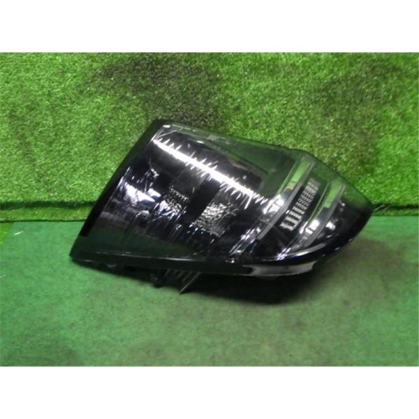 トヨタ 純正 ヴォクシー 《 ZWR95W 》 左テールランプ 81561-V1020